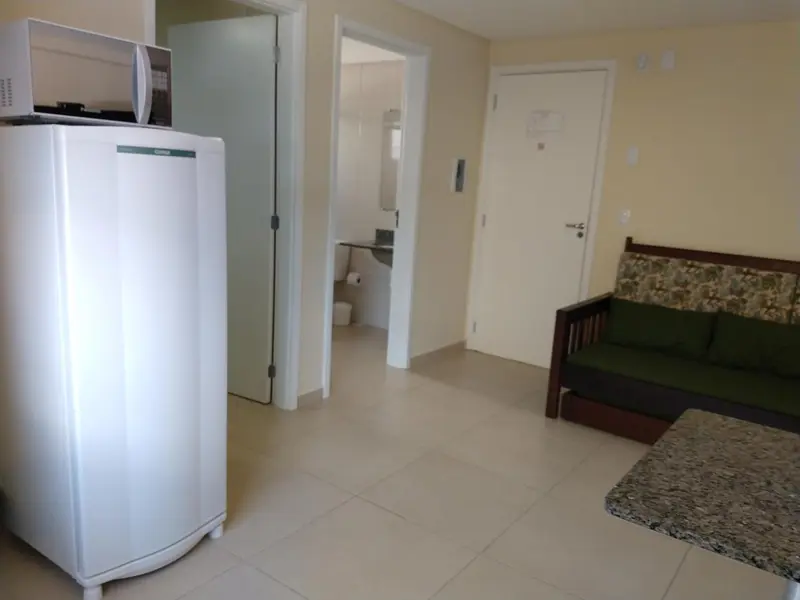 Une kitchenette et un coin repas dans un intérieur clair.