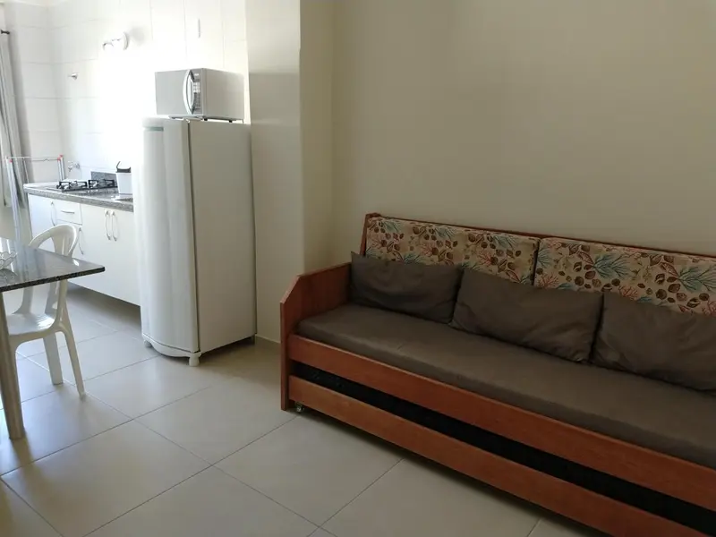 Une pièce lumineuse avec un canapé et une kitchenette.