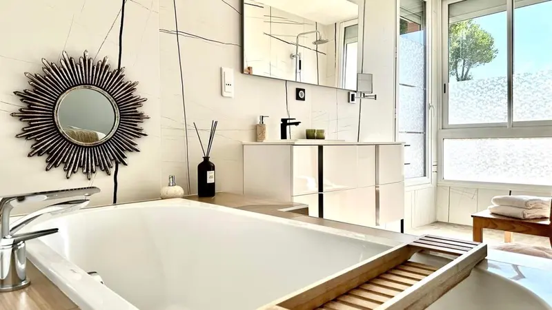 Une baignoire blanche moderne dans une salle de bain lumineuse.