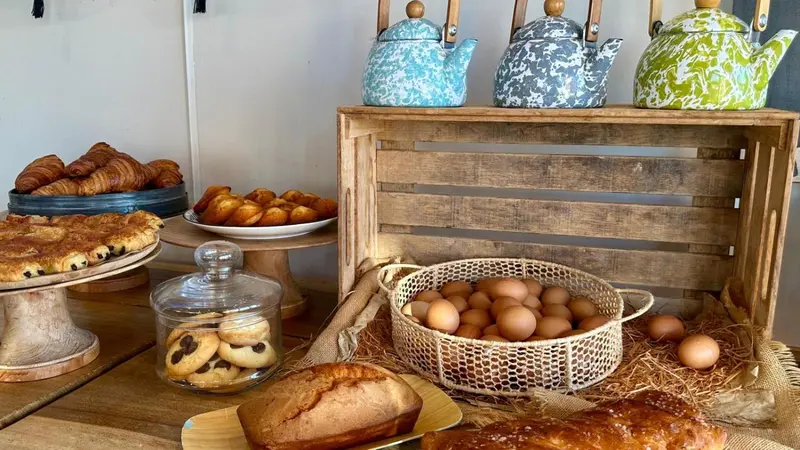 Une table garnie de viennoiseries, de fruits et d'œufs frais.