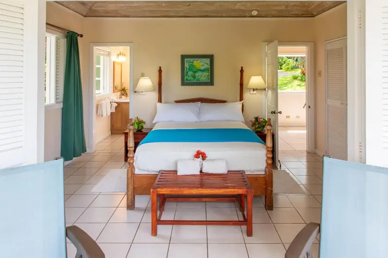 Une chambre lumineuse avec un grand lit et une décoration florale.