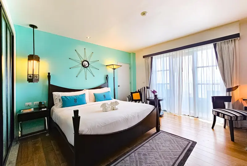 Une chambre lumineuse avec un grand lit et un accès à une terrasse.