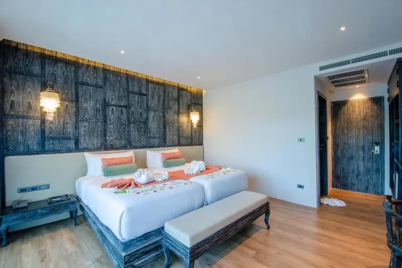 Une chambre lumineuse avec un grand lit décoré de fleurs.