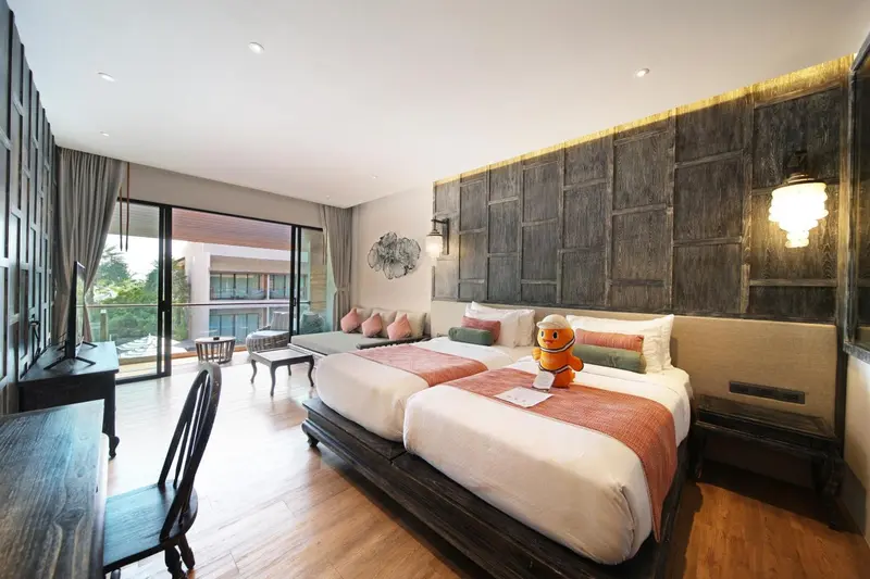Une chambre spacieuse avec un grand lit et un accès à un balcon.