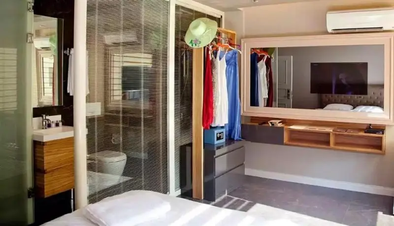 Une chambre moderne avec salle de bain attenante et dressing.