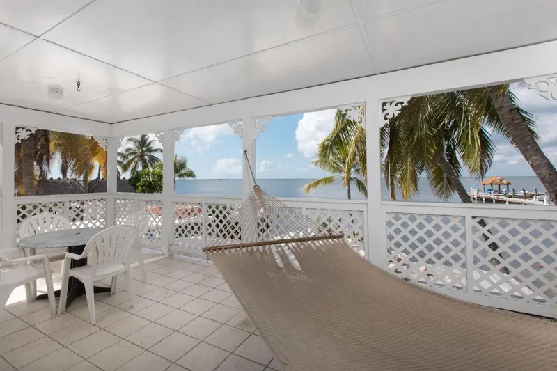 Terrasse avec hamac et vue sur la mer.