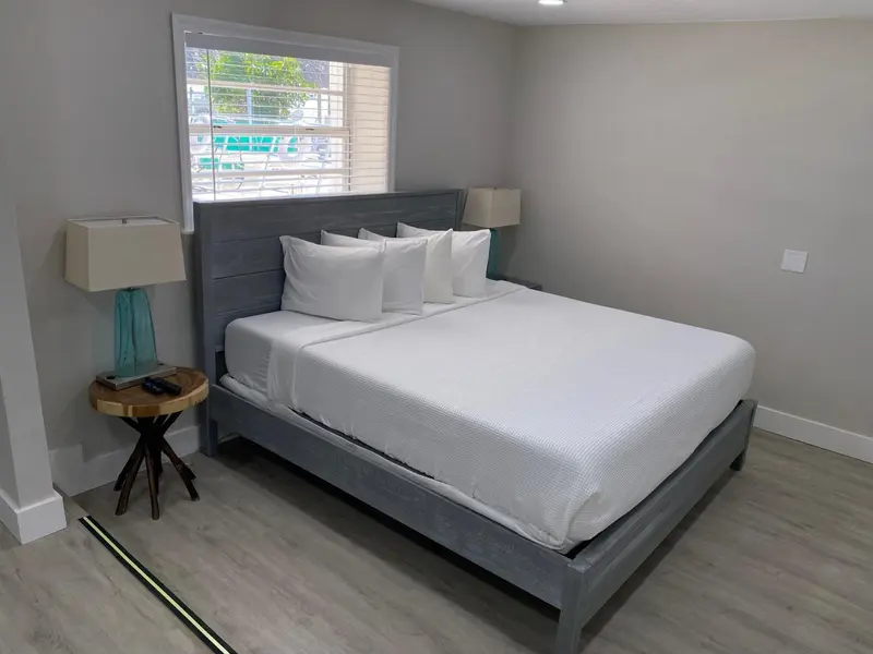 Une chambre lumineuse avec un grand lit et une fenêtre.