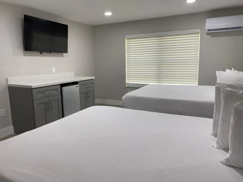 Une chambre lumineuse avec un lit et un espace bureau.