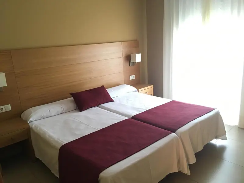 Une chambre avec un grand lit et des tables de chevet.