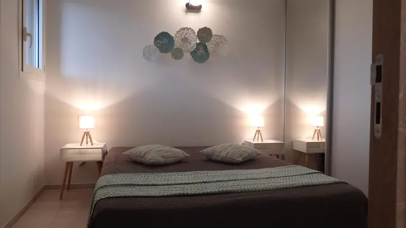 Une chambre avec un grand lit et des lampes de chevet.