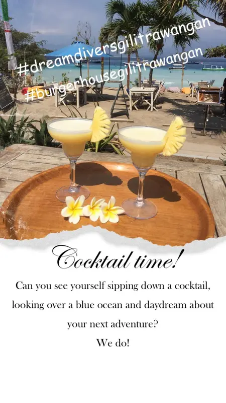 Deux cocktails exotiques sont servis sur une plage de sable blanc.