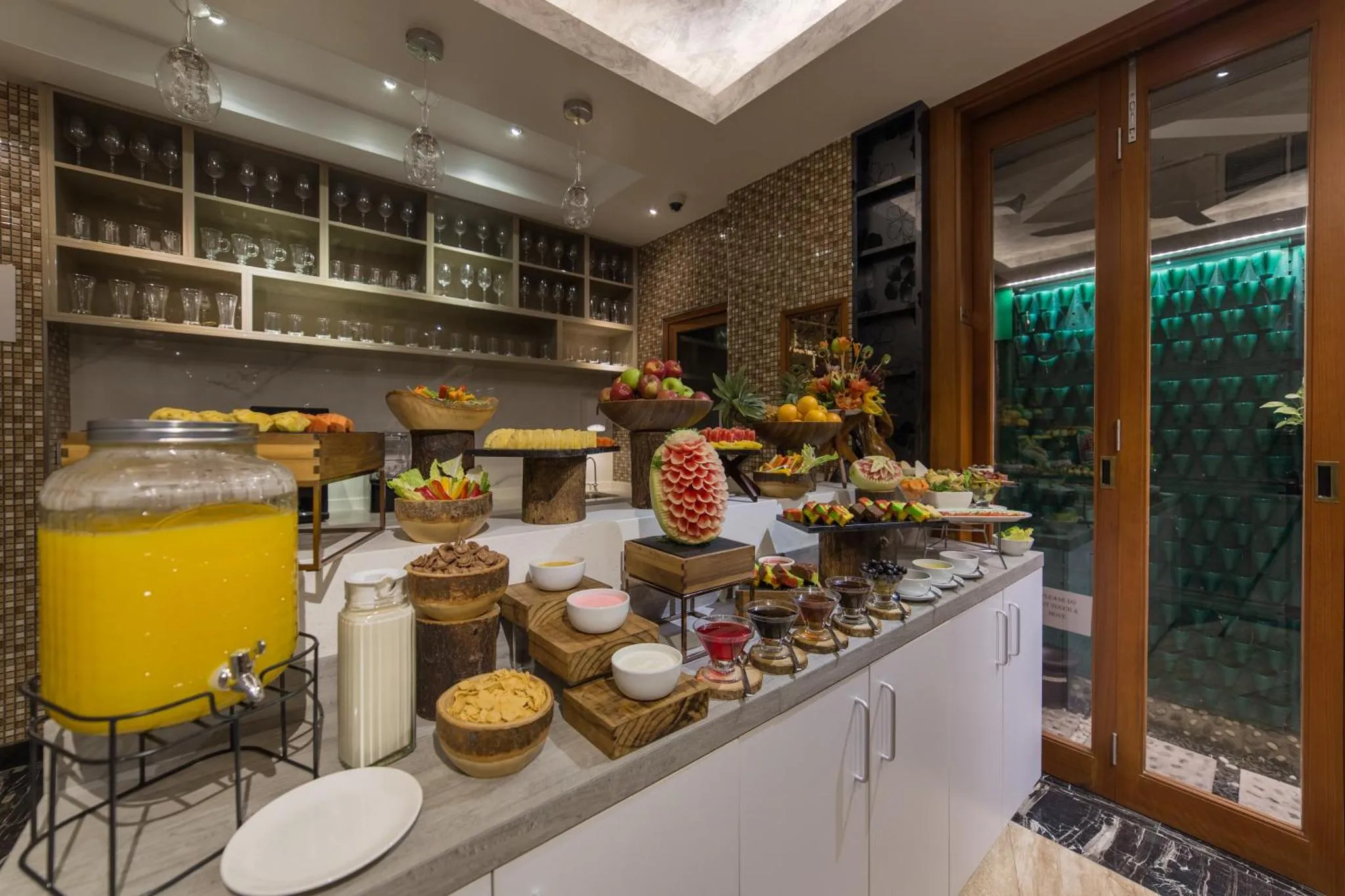 Un buffet propose des fruits frais, des pâtisseries et des boissons.