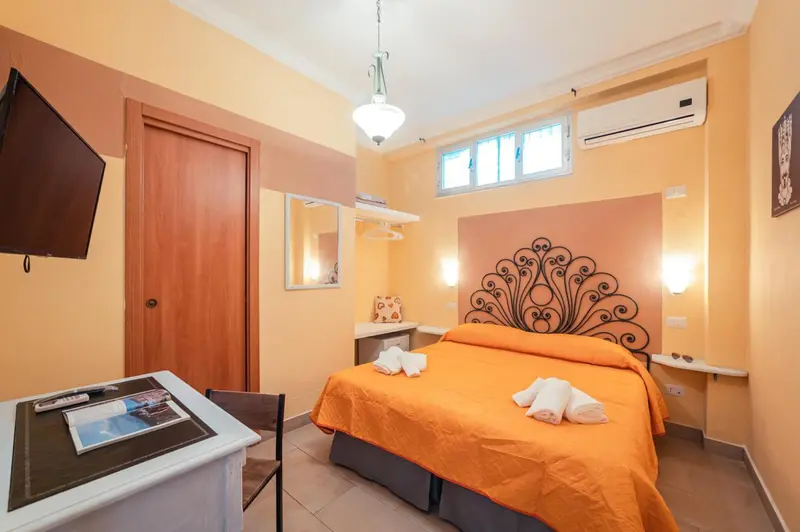 Chambre à coucher lumineuse avec un grand lit et une décoration murale.
