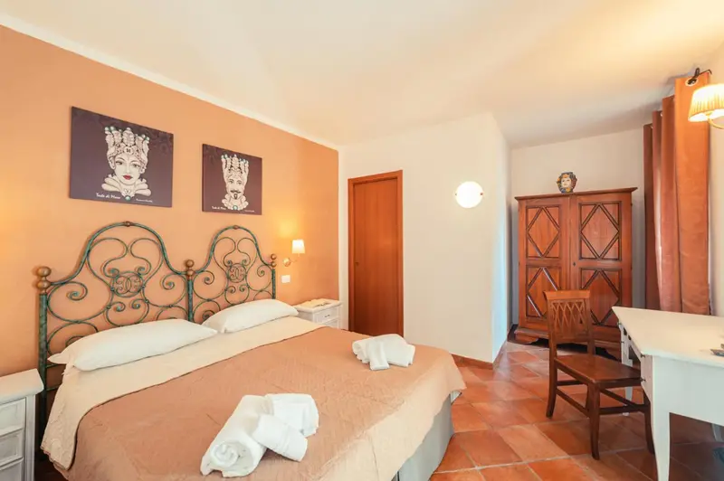 Une chambre à coucher lumineuse avec un grand lit et des tableaux décoratifs.