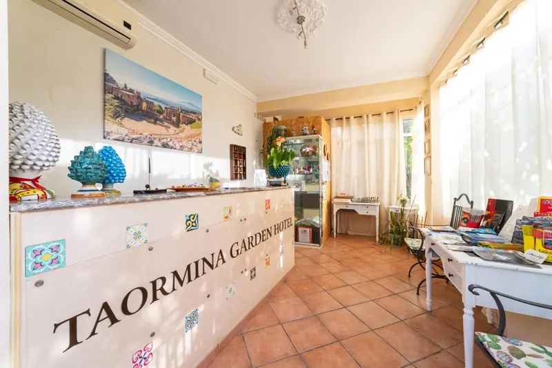 Un comptoir d'accueil lumineux avec des éléments décoratifs colorés et des brochures.