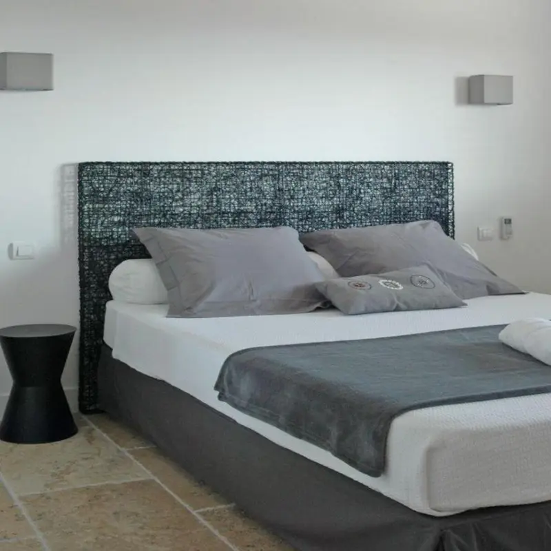 Une chambre avec un grand lit recouvert d'une couette et d'oreillers.