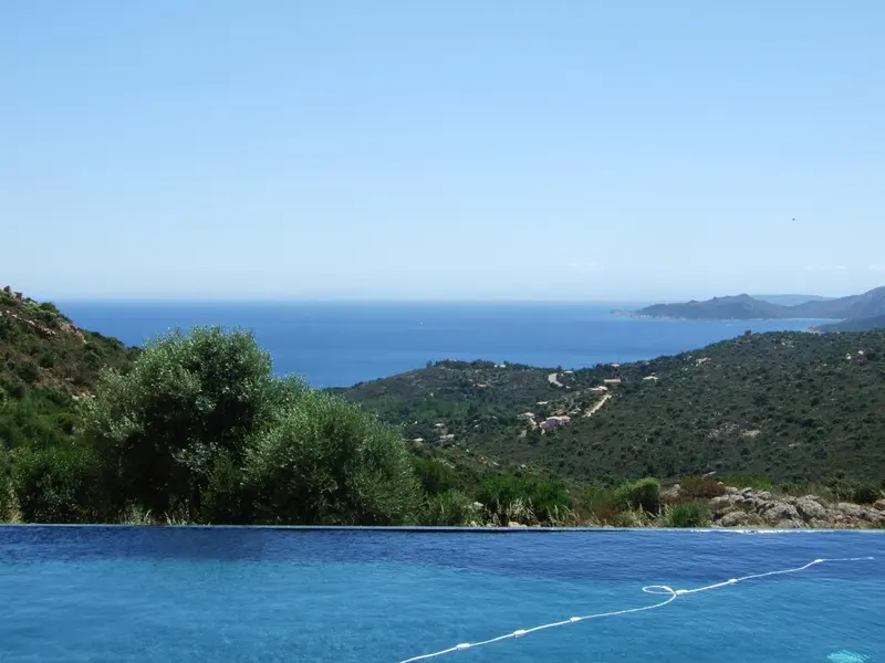 Vue sur la mer depuis une piscine à débordement.