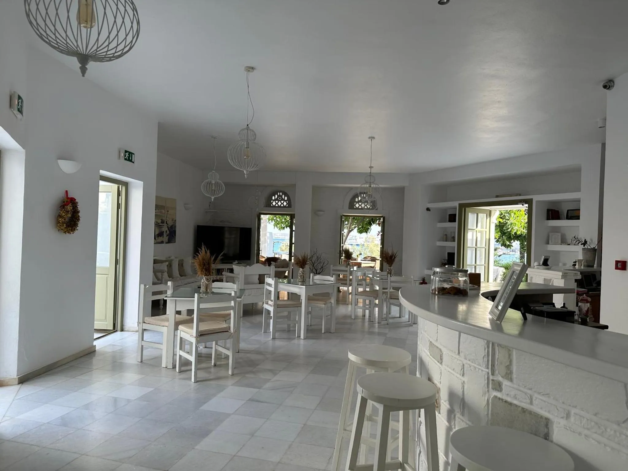 Une salle lumineuse avec un comptoir et des tables à manger.