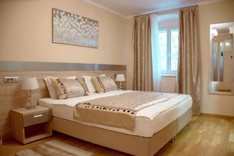 Une chambre à coucher lumineuse avec un grand lit et des lampes de chevet.