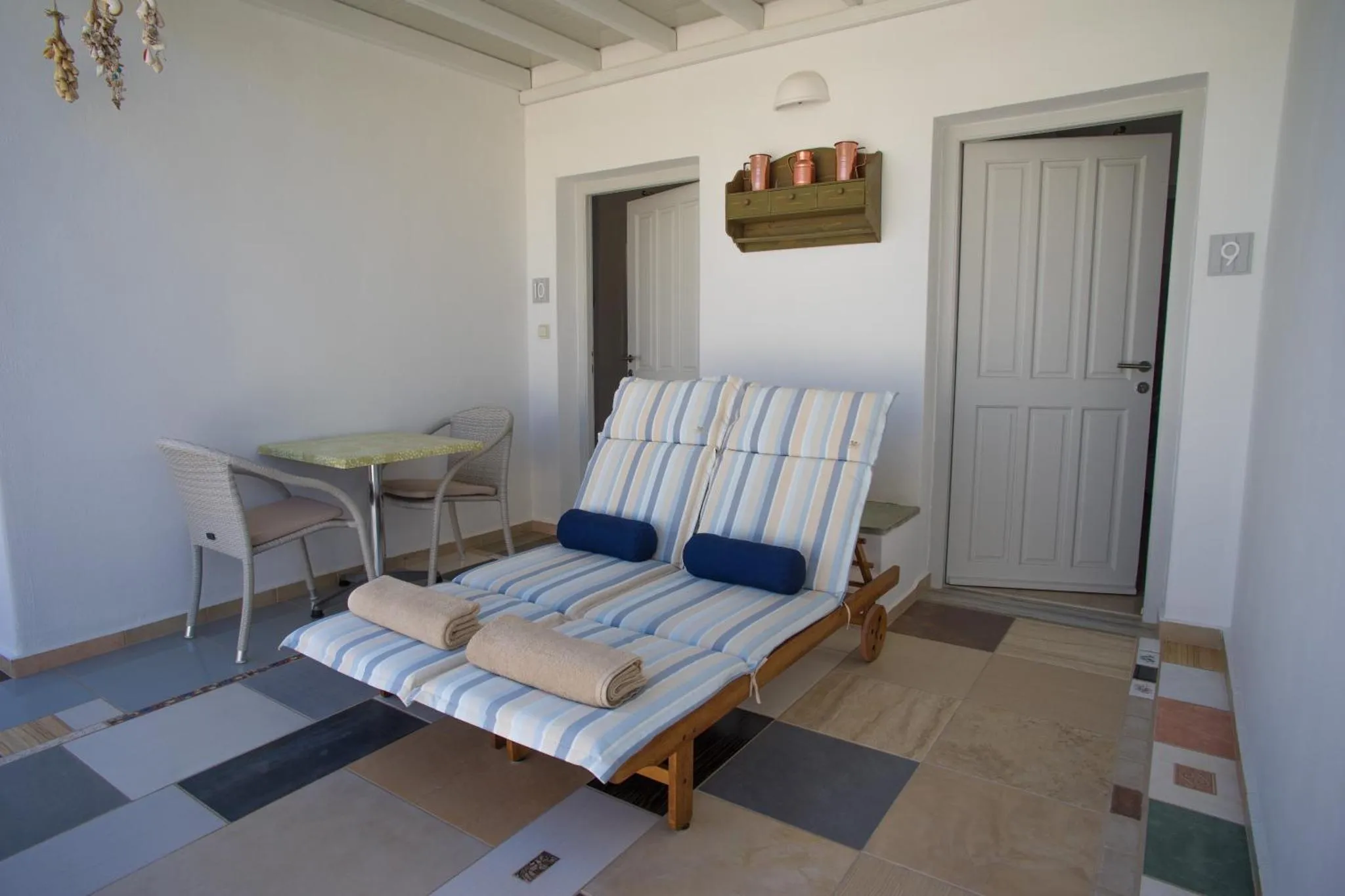 Espace de détente intérieur avec chaises longues et petite table.