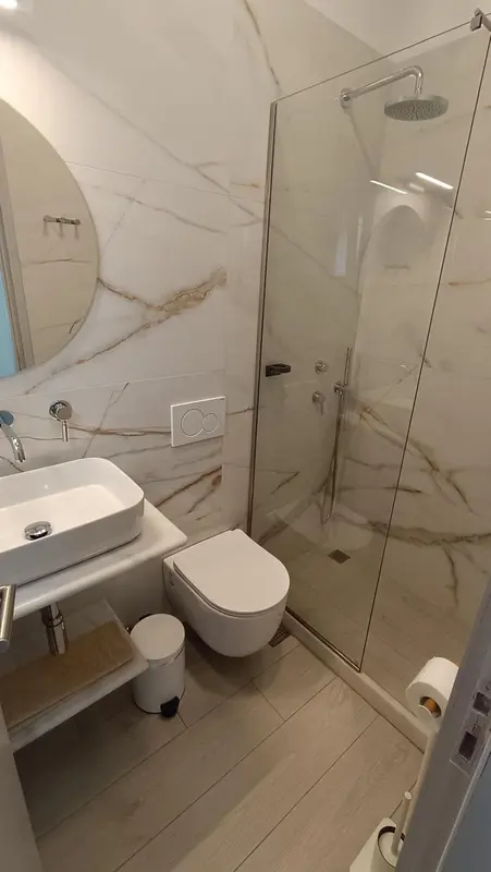 Une salle de bain moderne avec douche à l'italienne et lavabo.