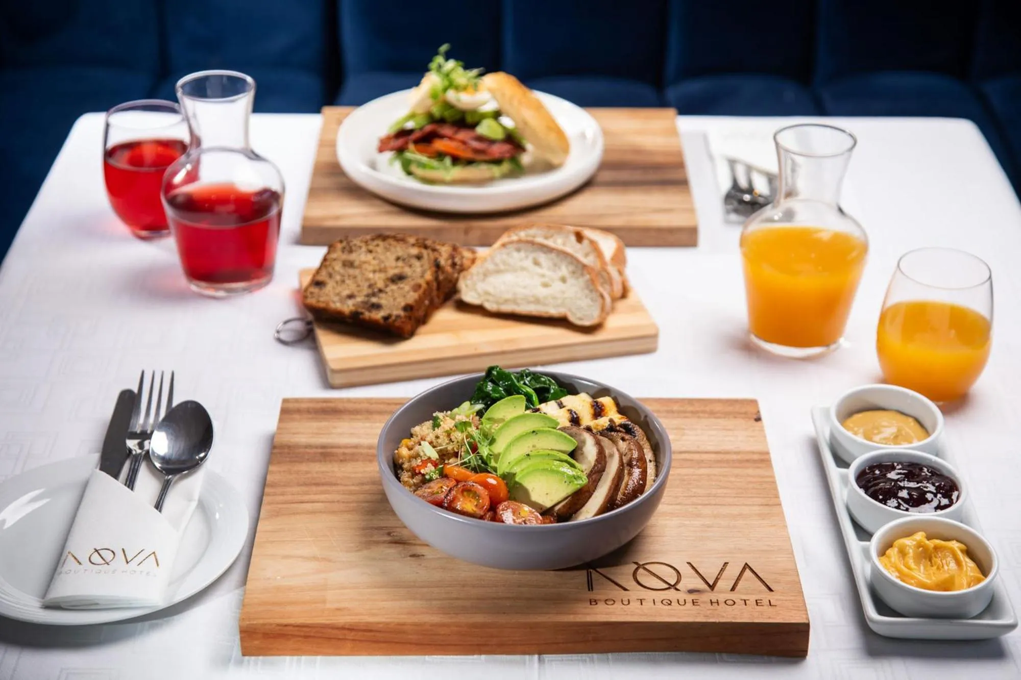 Une table est dressée avec un petit-déjeuner copieux.