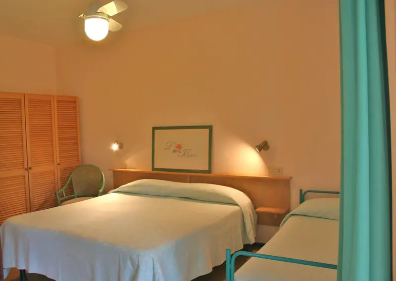 Une chambre lumineuse avec un lit recouvert d'un drap blanc.