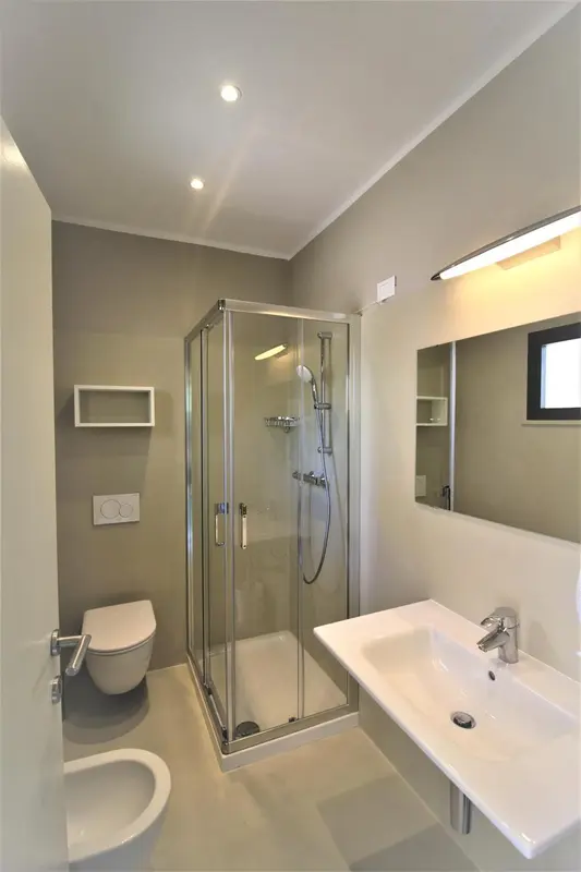Une salle de bain moderne avec douche à l'italienne et lavabo.