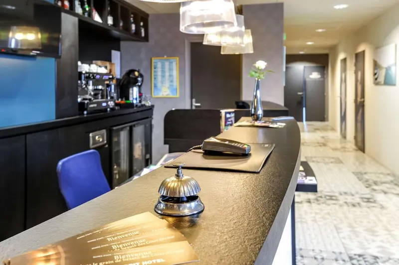 Un comptoir d'accueil avec une décoration florale et une cloche.