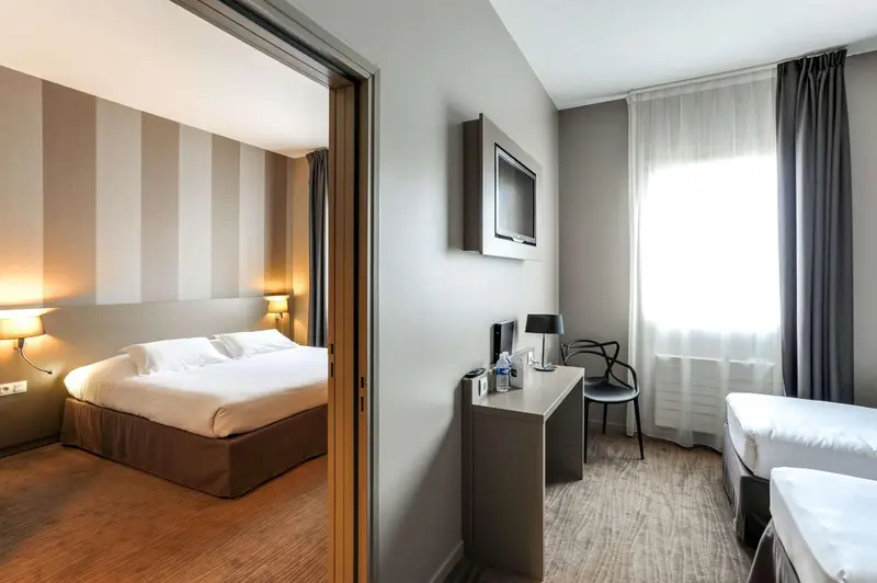 Une chambre d'hôtel avec un lit double et un bureau.