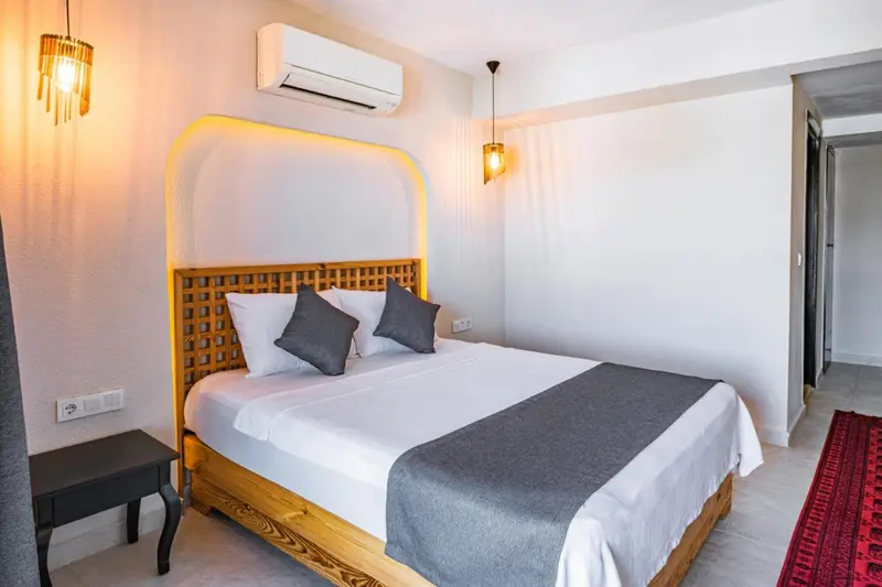 Une chambre lumineuse avec un grand lit et une décoration sobre.