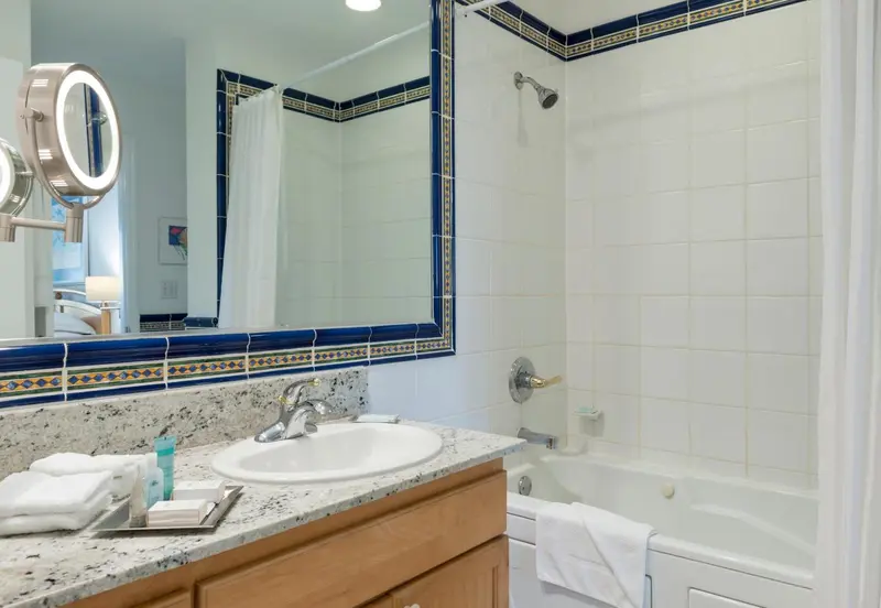 Une salle de bain lumineuse avec baignoire et lavabo.