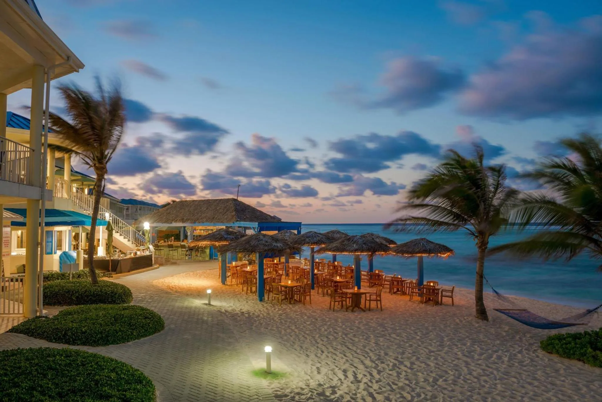 Terrasse de restaurant en bord de mer au crépuscule.