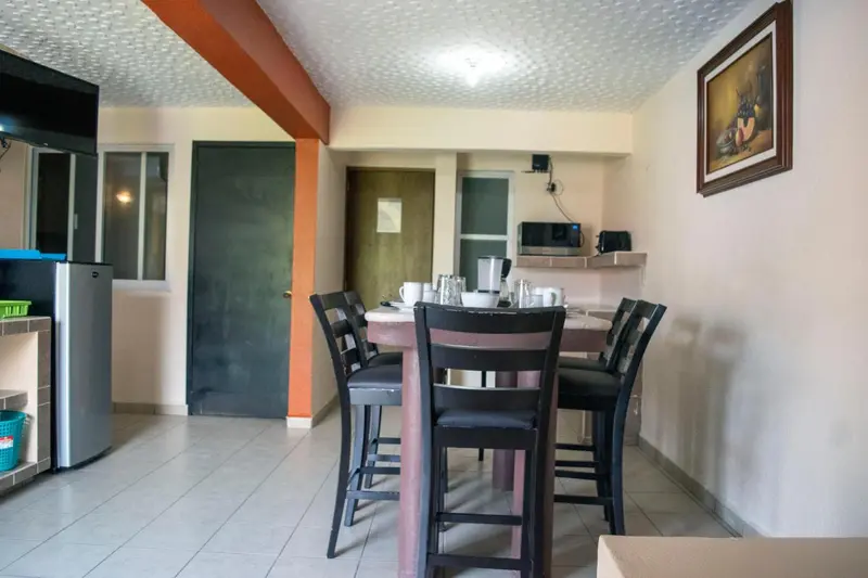 Une salle à manger lumineuse avec une table et des chaises.