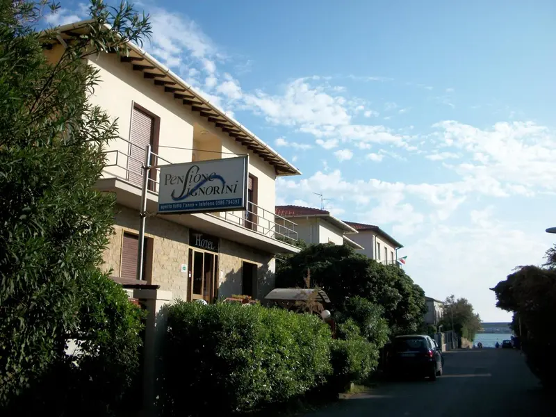 Façade d'un bâtiment avec des balcons et une végétation luxuriante.