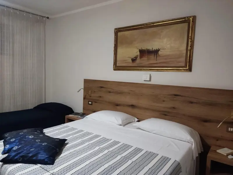 Une chambre avec un grand lit et une décoration murale.