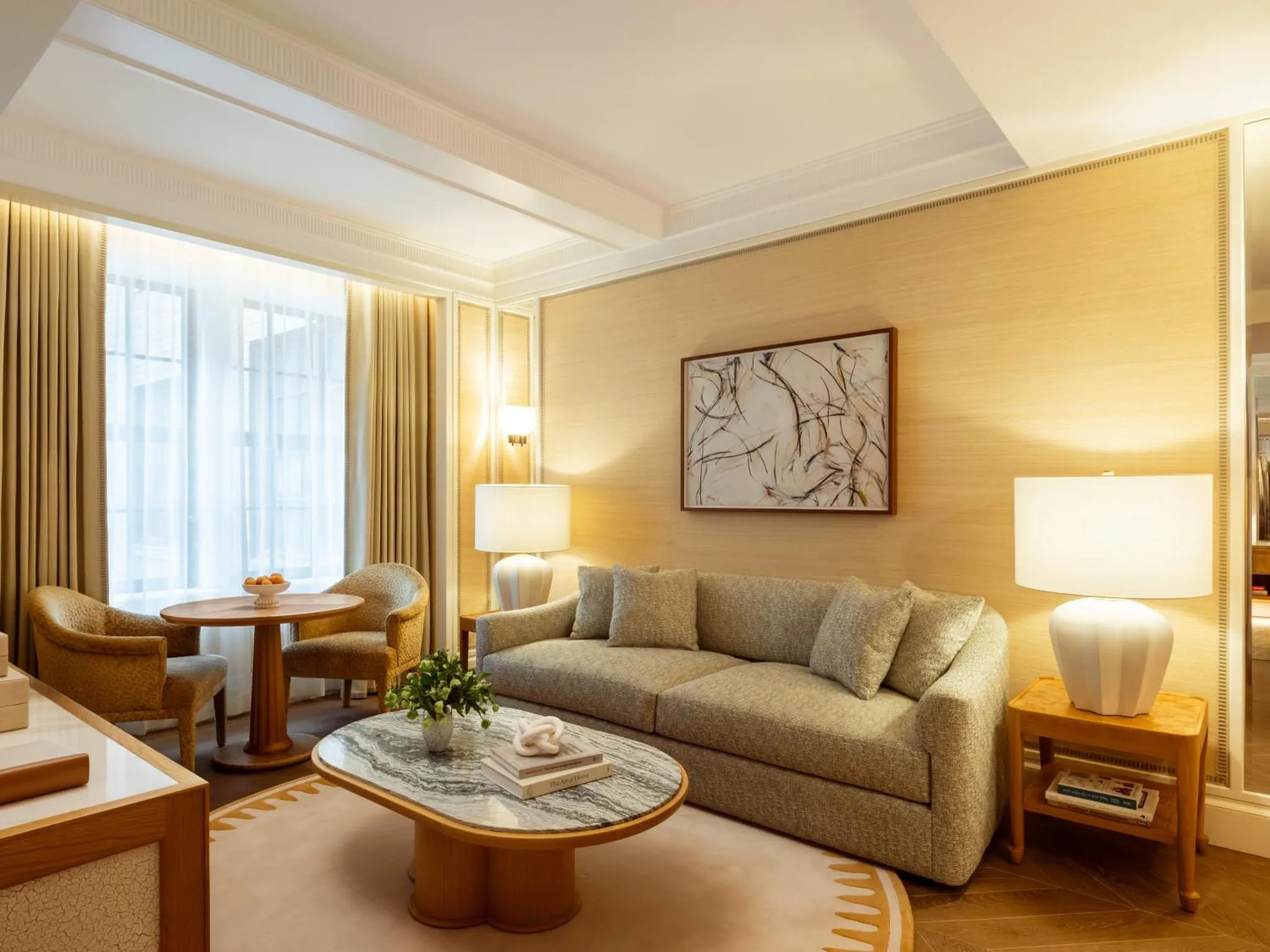 Un salon chaleureux avec canapé, fauteuils et table basse.