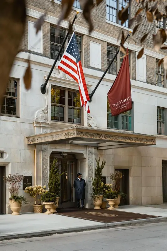 Façade d'un bâtiment avec un auvent et des drapeaux.