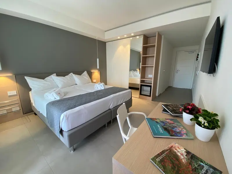 Une chambre d'hôtel moderne avec un grand lit et une décoration sobre.