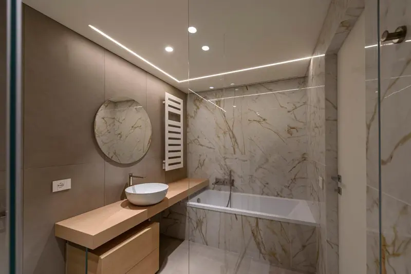Une salle de bain moderne avec une baignoire et un lavabo.