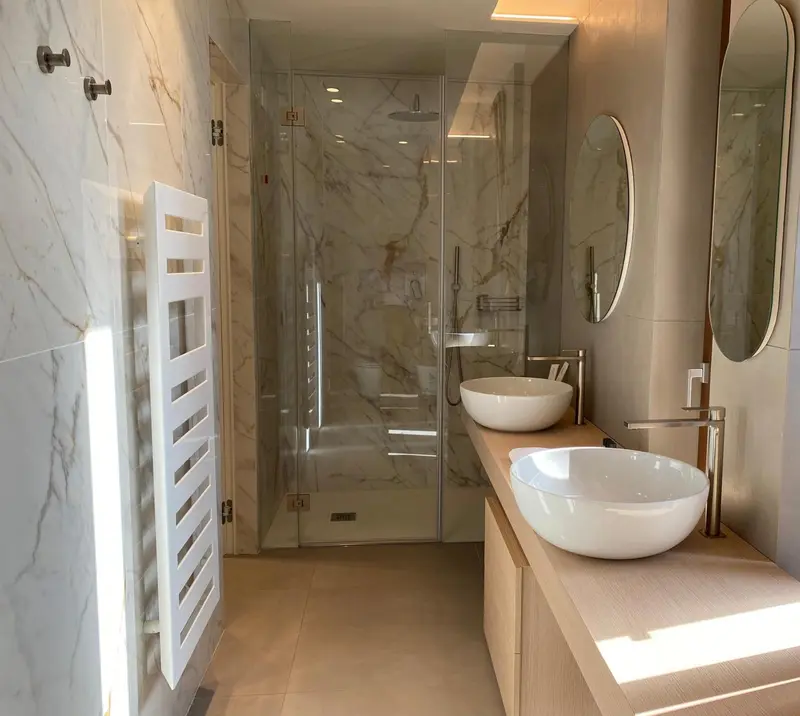 Une salle de bain moderne avec une douche à l'italienne et un lavabo sur un meuble.
