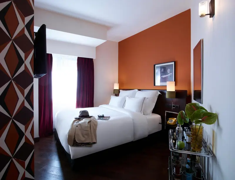 Une chambre lumineuse avec un grand lit et une décoration moderne.