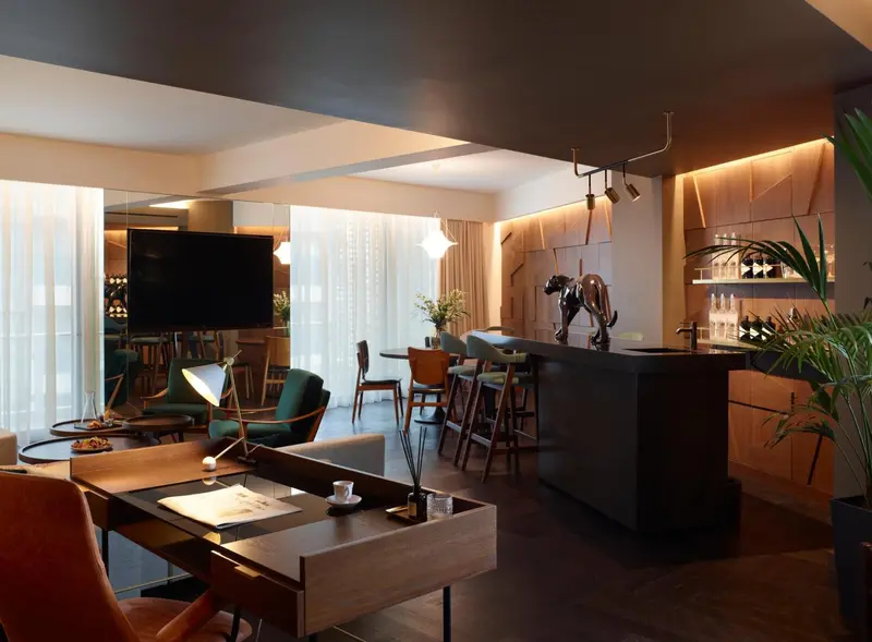Un espace de vie intérieur moderne avec un coin repas et un bar.