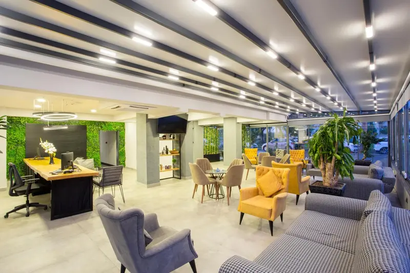 Espace de détente intérieur avec canapés et fauteuils confortables.