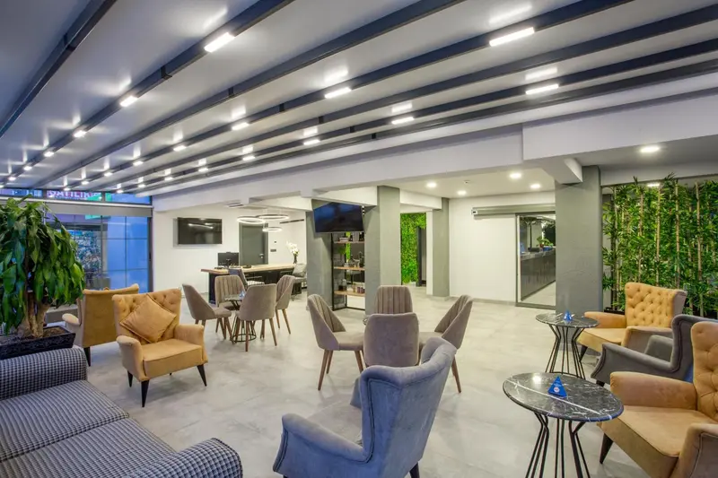 Espace de détente intérieur avec fauteuils et tables basses.