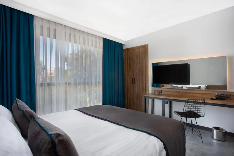 Une chambre moderne avec un lit et un bureau.