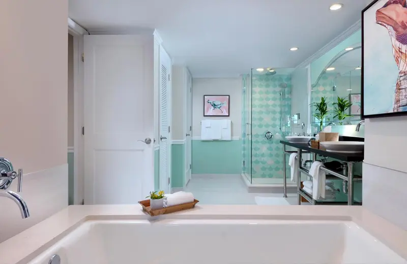 Une salle de bain lumineuse avec baignoire et douche à l'italienne.