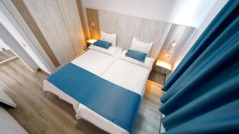 Une chambre avec un lit double et une décoration moderne.