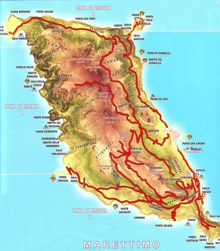 Carte topographique d'une zone côtière avec des reliefs et des noms de lieux.