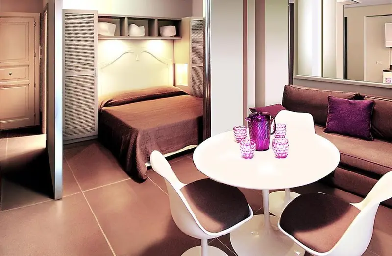 Une chambre avec un lit et un coin salon.